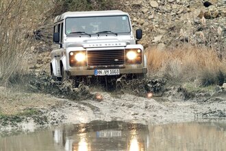 Zwei Personen fahren mit einem Land Rover durch eine Matschgrube | © Touristikgemeinschaft Hohenlohe e.V. | Trends Intelligente Incentives GmbH + Co. KG/Reiner Kraus