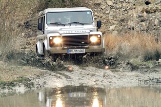 Zwei Personen fahren mit einem Land Rover durch eine Matschgrube | © Touristikgemeinschaft Hohenlohe e.V. | Trends Intelligente Incentives GmbH + Co. KG/Reiner Kraus