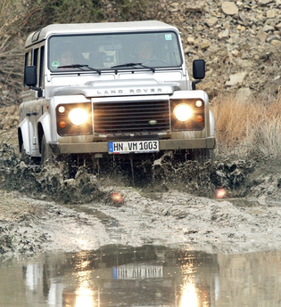 Zwei Personen fahren mit einem Land Rover durch eine Matschgrube | © Touristikgemeinschaft Hohenlohe e.V. | Trends Intelligente Incentives GmbH + Co. KG/Reiner Kraus