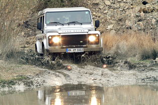 Zwei Personen fahren mit einem Land Rover durch eine Matschgrube | © Touristikgemeinschaft Hohenlohe e.V. | Trends Intelligente Incentives GmbH + Co. KG/Reiner Kraus