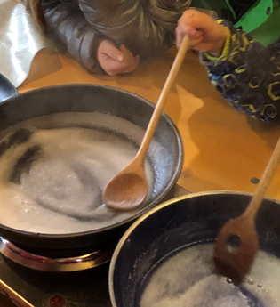 Kinder im Ferienprogramm beim salzsieden | © Stadt Bad Rappenau