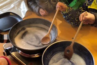 Kinder im Ferienprogramm beim salzsieden | © Stadt Bad Rappenau