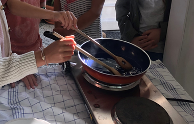 Kinder beim Salzsieden im Ferienprogramm | © Stadt Bad Rappenau