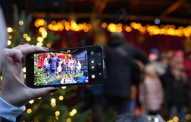 Smartphone fotografiert die Bühne