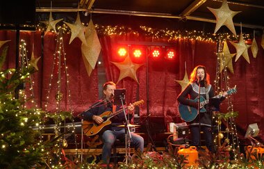 Zwei Musiker mit Gitarren auf einer Bühne