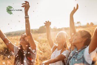 3 Mädchen bzw junge Frauen tanzen in einem Feld in der Natur | © Pangea - nature e. V.