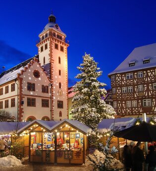 Weihnachtsbuden am Marktplatz Mosbach mit festlicher Beleuchtung | © Stadt Mosbach