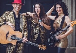 Drei Musiker von Moving Souls sind mit Ihren Instrumenten abgebildet und schauen in erstaunter Pose in die Kamera