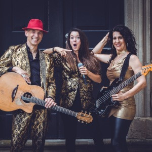 Drei Musiker von Moving Souls sind mit Ihren Instrumenten abgebildet und schauen in erstaunter Pose in die Kamera