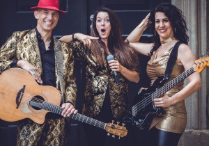 Drei Musiker von Moving Souls sind mit Ihren Instrumenten abgebildet und schauen in erstaunter Pose in die Kamera