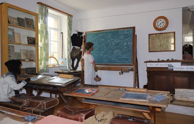 Innenaufnahme im Heimatmuseum. Zu sehen ist eine historische Schulstube. | © Heimatverein Brackenheim-Botenheim e.V.