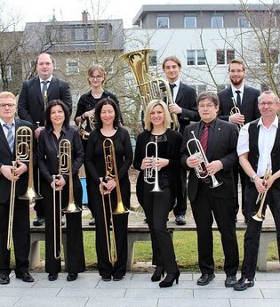 Das Foto zeigt die Musiker mit ihren Instrumenten