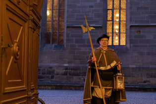 Mit Hellebarde und Laterne in der Hand steht der Nachtwächter in historischer Tracht für die Stadtführung am Tor zum Öhringer Schloss bereit | © Touristikgemeinschaft Hohenlohe e.V. | Stadt Öhringen