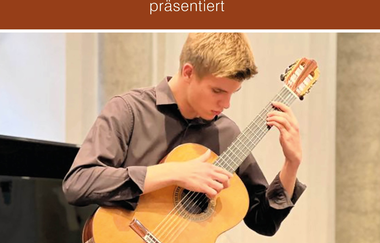 Plakat für das Nachwuchskonzert im Hölderlinhaus in Lauffen mit einem jungen Mann, der Gitarre spielt. | © Konzerte im Heilbronner Land e.V.