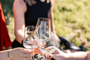 Dame mit Weingläsern, Landgut Steng | © Jana Reichert Photography