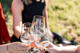 Dame mit Weingläsern, Landgut Steng | © Jana Reichert Photography