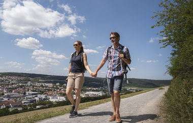 Zwei Wanderer sind auf dem Ketterberg Bad Mergentheim unterwegs. | © PHILIPPREINHARD.COM