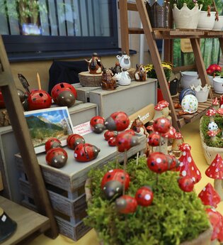 Verkauf von Dekoartikel auf einem Naturparkmarkt | © Naturpark SFW