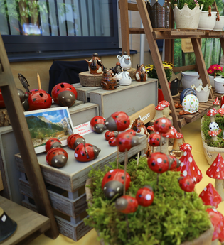 Verkauf von Dekoartikel auf einem Naturparkmarkt | © Naturpark SFW