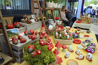 Verkauf von Dekoartikel auf einem Naturparkmarkt | © Naturpark SFW