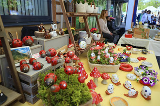 Verkauf von Dekoartikel auf einem Naturparkmarkt | © Naturpark SFW