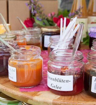 Stand mit Marmeladen und Gelees