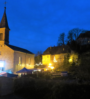 Beleuchtete Kirchen umringt von Ständen zu Weihnachten | © Gemeinde Neidenstein