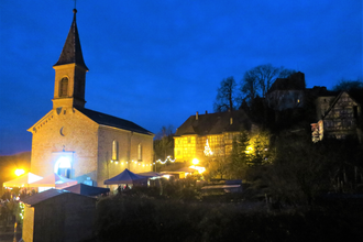 Beleuchtete Kirchen umringt von Ständen zu Weihnachten | © Gemeinde Neidenstein