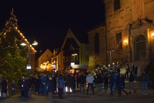 Weihnachtsmarkt bei Nacht mit Tannenbaum