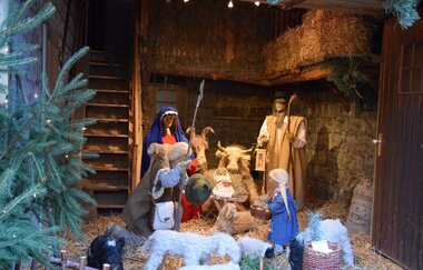 Weihnachtskrippe mit Figuren