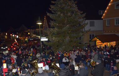 Blaskapelle spielt vor Zuschauen