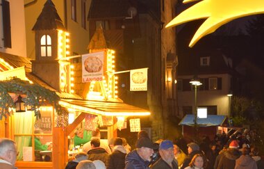 Stände mit schöner Beleuchtung auf dem Weihnachtsmarkt