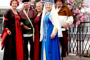 Gruppe der Burgführer in historischen Gewändern