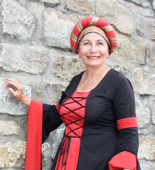 Burgfräulein in traditionellem Gewand vor Steinmauer | © Stadt Sinsheim