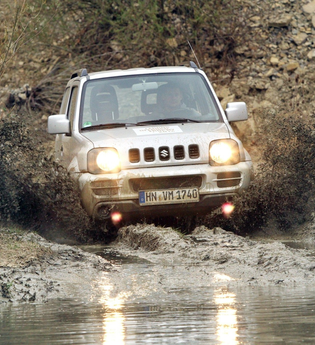 Auto fährt durch eine Matschgrube | © Touristikgemeinschaft Hohenlohe e.V. | trends Intelligente Incentives GmbH + Co. KG/Reiner Kraus