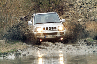 Auto fährt durch eine Matschgrube | © Touristikgemeinschaft Hohenlohe e.V. | trends Intelligente Incentives GmbH + Co. KG/Reiner Kraus