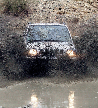 Auto fährt durch eine Matschgrube | © Touristikgemeinschaft Hohenlohe e.V. | trends Intelligente Incentives GmbH + Co. KG/Reiner Kraus