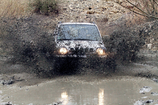 Auto fährt durch eine Matschgrube | © Touristikgemeinschaft Hohenlohe e.V. | trends Intelligente Incentives GmbH + Co. KG/Reiner Kraus