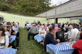 Aufnahme von Menschen beim Oktoberfest in Reihen