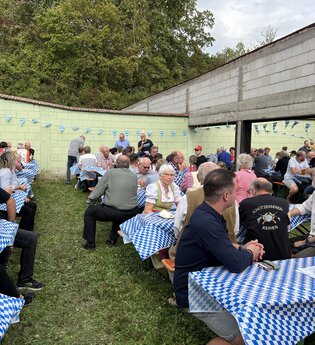 Aufnahme von Menschen beim Oktoberfest in Reihen
