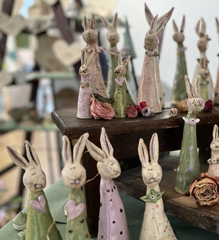 selbstgemachte Ton-Osterhasen zum Verkauf | © Stadt Bad Mergentheim