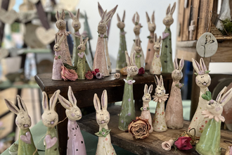 selbstgemachte Ton-Osterhasen zum Verkauf | © Stadt Bad Mergentheim