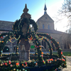 Geschmückter Osterbrunnen im Klosterhof im Hintergrund die Klosterkirche | © Stadt Maulbronn