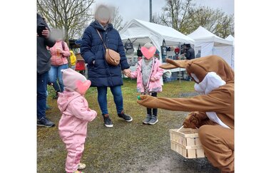 Der Osterhase verteilt Ostereier an die Kinder