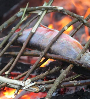 Kochen am Feuer....gegrillter Saibling, gefüllt | © Trekk N Guide. Die OutdoorProfis