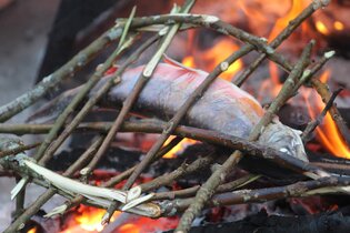 Kochen am Feuer....gegrillter Saibling, gefüllt | © Trekk N Guide. Die OutdoorProfis