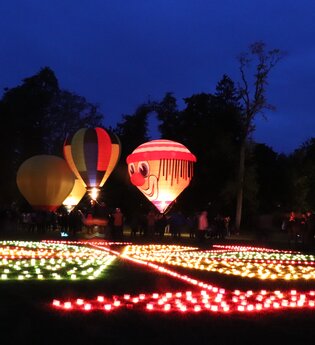 Lichter im Schlosspark bei Dunkelheit
