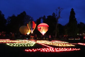 Lichter im Schlosspark bei Dunkelheit