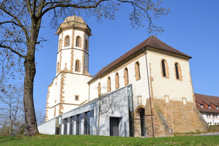 Die Stiftskirche an einem sonnigen Tag im Winter