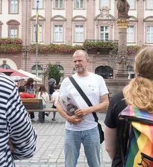 Spannende queere Heidelberger Geschichten in der Altstadt | © Queere Geschichten mit Gästeführer Steffen Schmid (c) QueerTour Heidelberg